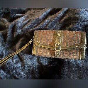 Vintage Etienne Aigner Wristlet
Good condition 
Leather